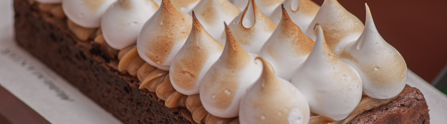 bizcocho humedo de chocolate relleno con manjar